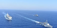 Des navires militaires grecs et français naviguent en formation lors d'un exercice militaire conjoint en mer Méditerranée, dans cette image non datée obtenue par Reuters le 13 août 2020.