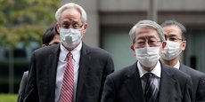 Greg Kelly (à g.) l'assistant de Carlos Ghosn, arrive au tribunal accompagné de ses avocats japonais le mardi 15 septembre à Tokyo.