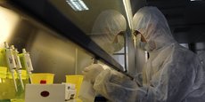 En laboratoire, la manipulation des agents biologiques infectieux requiert des mesures de sécurité absolument drastiques. (Photo d'illustration: au centre de contrôle et de prévention des maladies à Hefei, en Chine, pendant la crise de la grippe aviaire en 2013, un technicien, protégé par sa combinaison et par une vitre pour éviter les éclaboussures, effectue des tests sur des échantillons suspectés d'être contaminés par le virus H7N9.)