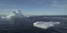La fonte de centaines de milliards de tonnes de glace chaque année au Groenland se traduit par une élévation du niveau des mers qui met en péril des populations à des milliers de kilomètres de là.