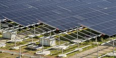 La pose des panneaux solaires a en réalité déjà commencé. La centrale doit être livrée fin 2021.