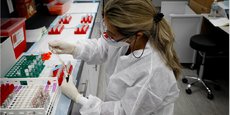 Une biologiste prélève du plasma après un processus de séparation d'échantillons de sang dans une centrifugeuse lors d'une étude de vaccination contre la maladie à coronavirus (COVID-19) dans un centre de recherche américain, à Hollywood, en Floride (États-Unis), le 24 septembre 2020.