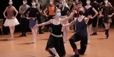 Des danseurs portant un masque se produisent sur scène durant une répétition du ballet de Don Quichotte au théâtre de l'Opéra de Nice, le 10 décembre 2020.