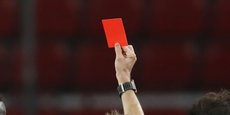 Un arbitre donnant un carton rouge, le 16 décembre dernier, lors d'un match entre Rennes et Marseille.