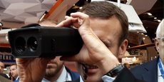 Emmanuel Macron teste une des technologies de Bertin Technologies (vision nocturne)