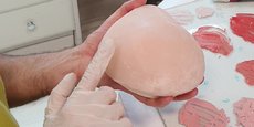 La prothèse mammaire externe de Newteam Medical est fabriquée dans le respect du pigment de peau de la patiente, notamment.