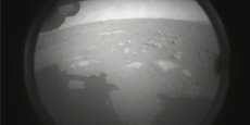 Premier cliché de Mars, pris quelques minutes après l'atterrissage de Perseverance depuis le cache photo