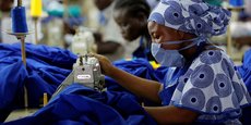 Le dispositif Covax prévoit de fournir près de 2 milliards de doses de vaccins anti-covid cette année aux citoyens de tous les pays à faible revenu. (Photo d'illustration: à Accra, au Ghana, le 10 avril 2020, dans une manufacture qui fabriques à la demande du gouvernement des équipements de protection individuelle à destination des agents de santé locaux de première ligne)