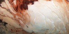 Cette image fournie en octobre 2020 par l'ESA ATG Medialab signale la présence d'eau liquide sous la surface de la planète Mars avec trois nouveaux lacs souterrains découverts près du pôle sud de la planète rouge. Les scientifiques ont également confirmé l'existence d'un quatrième lac, dont la présence a été suggérée en 2018. Mais on pense que les lacs sont extrêmement salés, ce qui pourrait poser des défis pour la survie de toute vie microbienne.