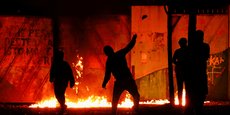 Des émeutiers lancent des cocktails molotov sur le mur de la paix dans Lanark Way alors que les manifestations post-Brexit se poursuivent à Belfast, en Irlande du Nord, le 7 avril 2021.