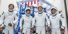Les quatre membres de l'équipe Crew 2 sont (de gauche à droite) le Français Thomas Pesquet, 43 ans, de l'Agence spatiale européenne (European Space Agency, ESA); deux astronautes de la Nasa dont la pilote Megan McArthur, 49 ans et le commandant de la mission, Shane Kimbrough, 53 ans ; l'astronaute japonais Akihiko Hoshide, 52 ans, de la Japan Aerospace Exploration Agency (Jaxa).