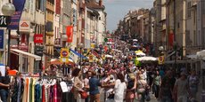 Selon un palmarès des centres-villes dynamiques réalisé par l'association d'élus Villes de France et la jeune pousse MyTraffic. le centre-ville de Villefranche-sur-Saône (Rhône) est la première ville moyenne dont la fréquentation a le mieux résisté à la période du Covid-19.