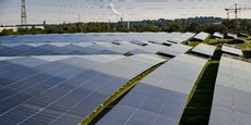La centrale solaire photovoltaïque de Labarde est déployée sur une ancienne décharge au nord de Bordeaux.