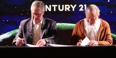 Philippe Briand et Alain Dinin lors de la signature de la vente de Century 21. Le second avait déjà vendu au premier en 2019 la franchise Guy Hoquet.