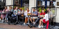Photo d'illustration: à Amsterdam, en juin 2020, une terrasse de restaurant équipée de cloisons en plexiglas anti-Covid.