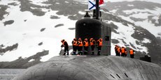 Photo d'illustration: le sous-marin à propulsion nucléaire de la marine russe Knyaz Vladimir entre le 31 mars 2021 dans la baie de Kola au large de la côte russe de la mer de Barents après avoir participé à une expédition dans l'océan Arctique.