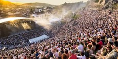 Après une édition 2020 annulée, le festival musical de plein air de Jazz à Vienne pourra retrouver ses spectateurs pour célébrer son 40e anniversaire. Avec une année de retard et quelques contraintes additionnelles, puisque sa jauge sera réduite 3.700 personnes, puis 5.600 dès le 29 juin.