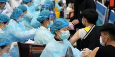 La Chine espère vacciner au moins 70% de sa population d'ici la fin de l'année, soit environ un milliard d'habitants. Quatre vaccins, tous chinois, sont pour l'instant autorisés: celui du laboratoire privé Sinovac, deux du géant public Sinopharm et un de l'entreprise pharmaceutique CanSino Biologics.