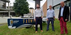 Felix Gorintin, directeur opérationnel, Aurelien Babarit et Arnaud Poitou, co-fondateurs de Farwind Energy, devant la plateforme de Hobbie cat de 5,5 mètres, utilisée comme démonstrateur pour simuler les conditions de navigation d'un navire de 80 mètres, à l'échelle 1:14eme.