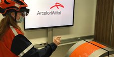 Une opératrice d'ArcelorMittal réalise le contrôle qualité d'une bobine d'acier grâce aux outils fournis par la PME Immersion.