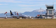 L'aéroport de Grenoble Alpes, pour l'heure transformé en vaccinodrome, propose habituellement 19 destinations, desservies par une vingtaine de compagnies et une trentaine de tour operators avec ses deux terminaux : un commercial et un pour l'aviation d'affaires.