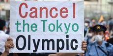 Des manifestants protestent le 23 juillet à Tokyo, jour d'ouverture des JO 2020, 
à l'entrée du stade olympique.