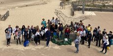 Les salariés d'Oxbow, dont le siège est basé à Mérignac (33), pour une opération de ramassage des déchets sur la plage de Lacanau.