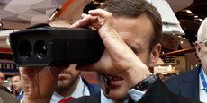 Emmanuel Macron teste une des technologies de Bertin Technologies (vision nocturne)