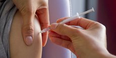 Une troisième dose de vaccin sera nécessaire pour les plus fragiles, estime Emmanuel Macon.