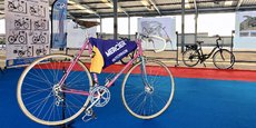 Présentation d'un ancien vélo de la marque française Mercier, à l'occasion du lancement du projet d'usine des Cycles Mercier à Revin (Ardennes) le 15 mars 2021.