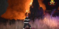 Un pompier combat l'incendie de forêt à côté de Petralia Soprana, en Italie, le 10 août 2021, photo prise par les pompiers italiens.
