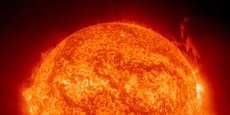 La fusion nucléaire consiste à reproduire sur terre la fusion solaire à grande échelle et à des fins civiles. Il s'agit de marier deux noyaux atomiques légers pour en créer un lourd, contrairement à la fission nucléaire qui consiste à casser les liaisons de noyaux atomiques lourds pour en récupérer l'énergie.