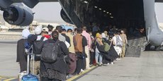 Evacuation de ressortissants étrangers et personnels afghans à bord d'un avion militaire C-17 samedi sur l'aéroport international Hamid Karzai.