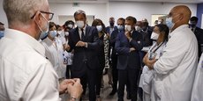 Photo d'illustration : le président français Emmanuel Macron et le ministre de la Santé Olivier Veran (à g.) s'entretiennent avec le personnel soignant lors d'une visite à l'hôpital de La Timone, à Marseille, le 2 septembre 2021.