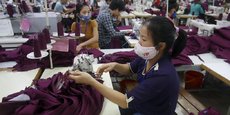 Employés de l'usine de confection dans la ville de Bac Giang dans la province de même nom, près d'Hanoï, travaillant pour des marques comme Nike, Adidas, H&M, Gap, Zara, Armani ou encore Lacoste.