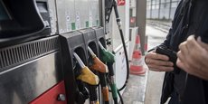 La ristourne générale sur le carburant à la pompe est remplacée par une indemnité de 100 euros réservée aux 10 millions de travailleurs les plus modestes.