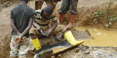 Selon la commission d'enquête, pour échapper à la loi, certaines entreprises chinoises opèrent sous la couverture de coopératives minières regroupant des creuseurs artisanaux congolais (Photo : mineurs artisanaux cherchant de l'or sur un site dans le Walungu, territoire du Kivu-Sud, près de Bukavu.