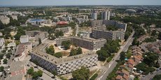 En transformation depuis 2005, le quartier de La Devèze à Béziers fait l’objet du Nouveau programme de renouvellement urbain (NPNRU), piloté par l'OPH Béziers Méditerranée, avec notamment la démolition de 550 logements sociaux pour dé-densifier le parc. Les travaux ont démarré en juin 2020.