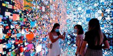 A Hong Kong, l'oeuvre Machine Hallucinations — Space: Metaverse de Refik Anadol qui sera mise aux enchères par la maison Sotheby's à l'occasion de la Digital Art Fair.
