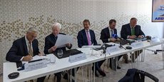 De gauche à droite : Christian Scherer (directeur commercial d’Airbus), Bill Franke (patron d’Indigo), Guillaume Faury (président exécutif d’Airbus), Jozseph Varadi (PDG de Wizz Air) et Barry Biffle (PDG de Frontier) signent le méga-contrat.