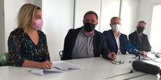 Thierry Boudinaud (au centre), maire de Fournès (Gard), entourés de ses avocats et de l'entrepreneur Gilles Ridel (à droite), lors d'une conférence de presse le 16 novembre 2021, sur le projet d'implantation d'un centre logistique Amazon à Fournès.