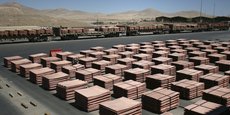 Des feuilles de cathode de cuivre attendent d'être chargées sur le site de La Escondida près de la ville d'Antofagasta au Chili, premier producteur mondial de métal rouge.