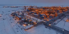 Arctic LNG 2 sera très semblable à la première giga-usine d'exploitation de gaz liquéfié de Yamal, distante d'une trentaine de kilomètres, toujours en Russie (voir carte à l'intérieur de l'article). Cette deuxième usine puisera dans le gisement géant d'Utrenneye  qui totalisait au 31 décembre 2020, quelque 1.434 milliards de mètres cubes de gaz naturel.