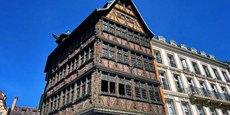 Construite à Strasbourg en 1427 et complétée au seizième siècle, la maison Kammerzell abrite un restaurant exploité par les Grandes Brasseries de l'Est.