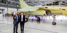Eric Trappier, PDG du groupe Dassault, et Florence Parly, ministre des Armées, dans l'usine d'assemblage du Rafale à Mérignac, en janvier 2019.