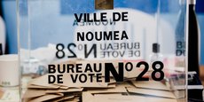 Dans la ville de Nouméa, où 59,4% des inscrits avaient voté à 16H00, contre 76,4% en 2020, tous les bureaux ont vu leur participation reculer. Mais celle-ci s'effondre carrément dans certains bureaux comme celui situé dans le quartier populaire de Kaméré qui est passé d'une participation de 66,8% à 16h00 en 2020 à 21,9% dimanche à la même heure.