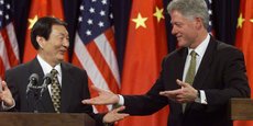 Le President Bill Clinton et le Premier ministre chinois Zhu Rongji signent un accord, en avril 1999, pour l'entrée de la Chine à l'OMC.