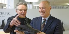 Pierre Heschung (à gauche) et Renaud Dutreil (à droite), président de French Legacy Group, nouveau propriétaire des chaussures Heschung à Steinbourg (Bas-Rhin).