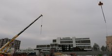 Les grues du chantier Créteil-l'Échat dans le ciel brumeux de Créteil le 20 décembre.