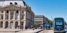 Le système APS déployé à Bordeaux permet de supprimer les caténaires sur les 30 km du réseau situés dans le centre-ville historique grâce à 1.600 boîtiers d'alimentation disposés sous les rails.